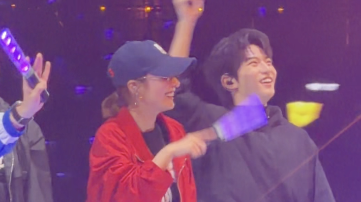 穆祉丞和快乐家族一起亮相张杰演唱会 挥舞荧光棒与大家一起欢乐合唱 穆祉丞和快乐家族一起亮相张杰演唱会 挥舞荧光棒与大家一起欢乐合唱