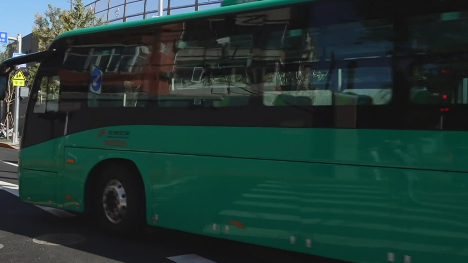 通学公交首次开进校园 实现“点对点”服务