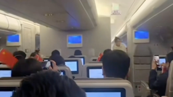 MU7294航班从阿曼首都抵达北京,机舱内响起热烈的掌声 MU7294航班从阿曼首都抵达北京,机舱内响起热烈的掌声