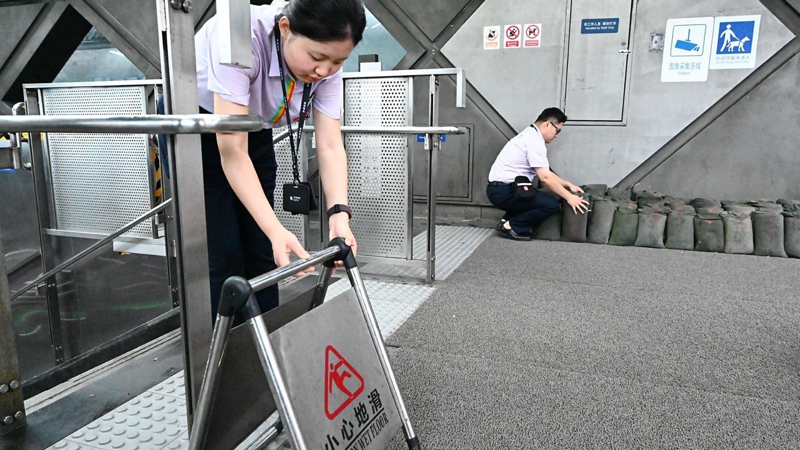 京港地铁多措并举 全力保障强降雨天气下乘客安全出行