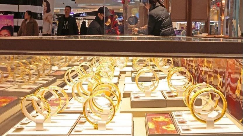 金价不断冲高，金店现饰品“贴金调换”热潮！记者探访