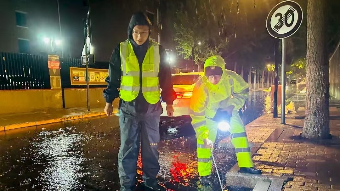 逆“水”而行!直击北苑人暴雨中坚守的温暖瞬间—— 逆“水”而行!直击北苑人暴雨中坚守的温暖瞬间——