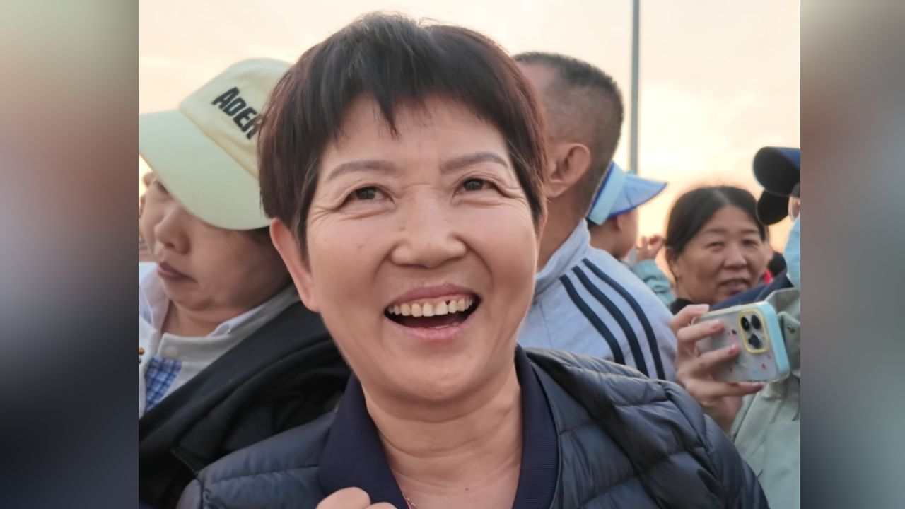 河南大姐来到天安门广场看升旗 目睹国旗护卫队霸气登场连连赞叹 河南大姐来到天安门广场看升旗 目睹国旗护卫队霸气登场连连赞叹