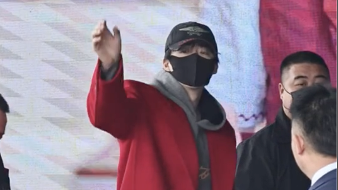 刘宇宁从长沙出发 睡眼惺忪仍不忘与粉丝暖心挥手互动