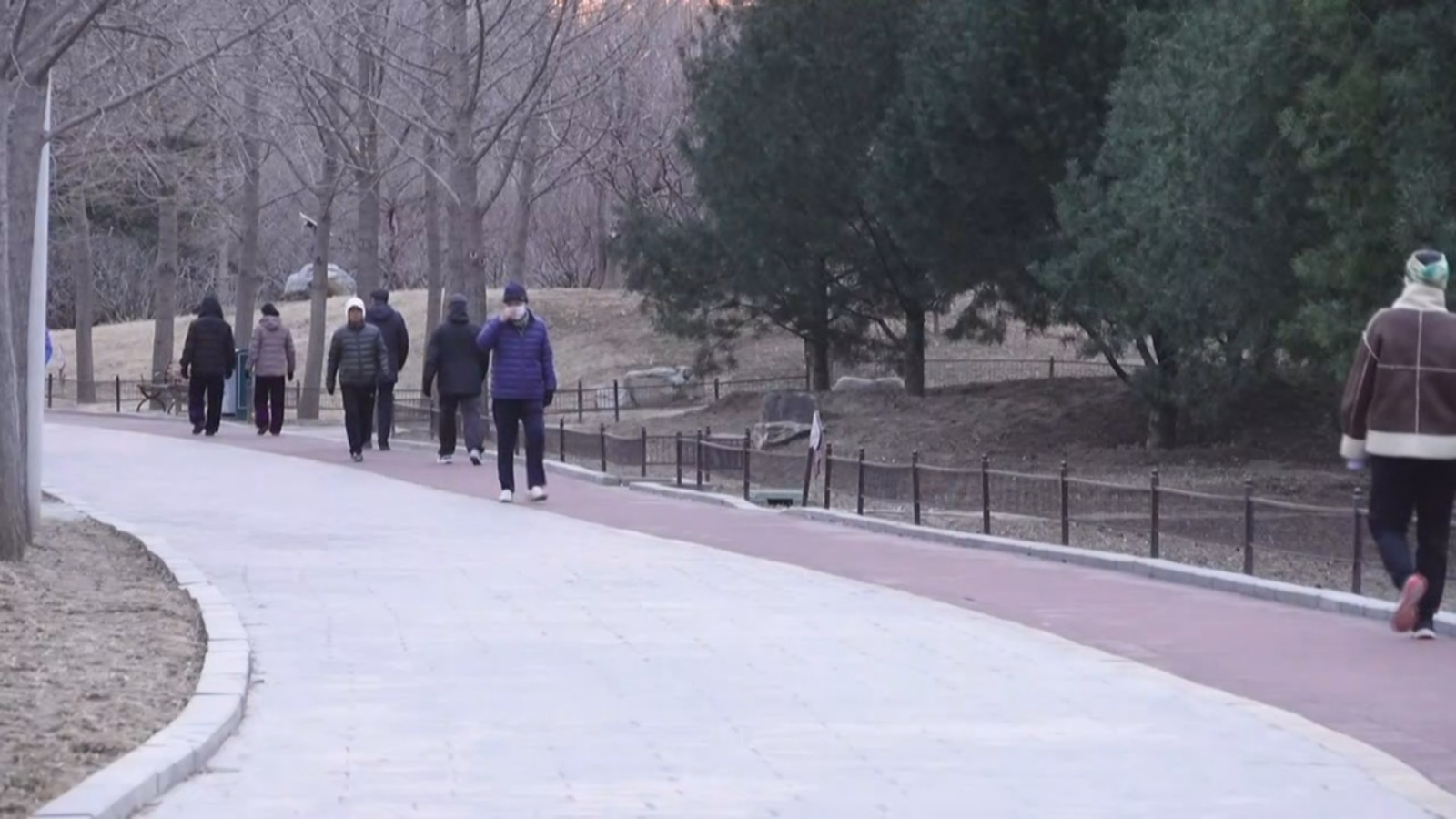 今日大风蓝色预警持续,阵风七级,天晴最高温6℃! 今日大风蓝色预警持续,阵风七级,天晴最高温6℃!