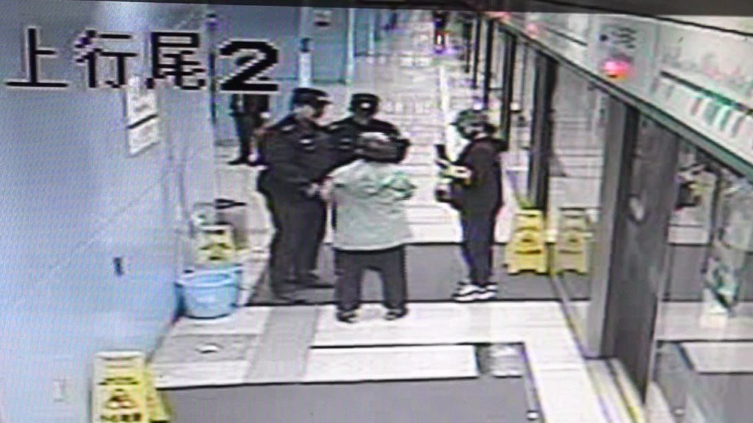 地铁内一名老人悄悄告诉巡逻人员：我迷路了！北京警察：回家！