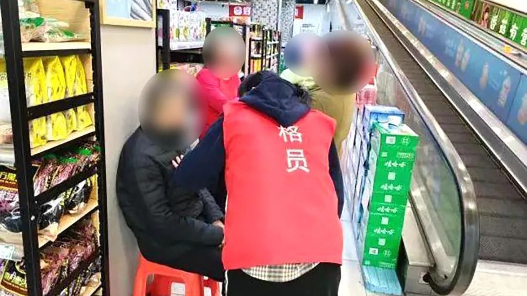 发现真善美|老人突发心梗倒地,他们迅速伸出援手—— 发现真善美|老人突发心梗倒地,他们迅速伸出援手——