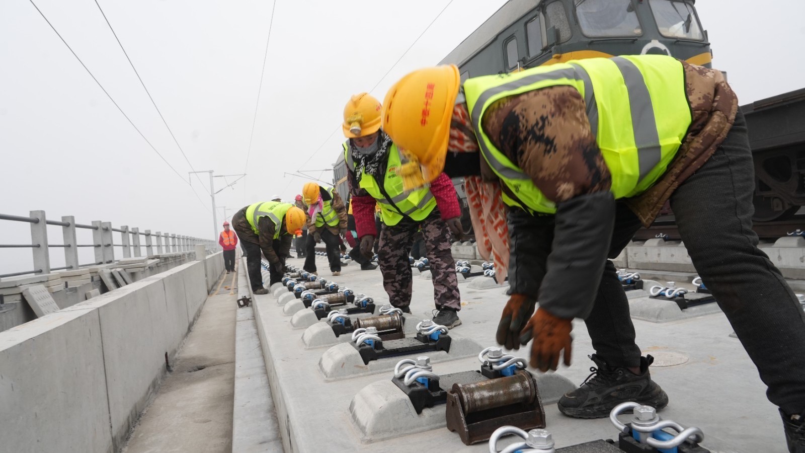京港高铁雄商段正线铺轨顺利完成