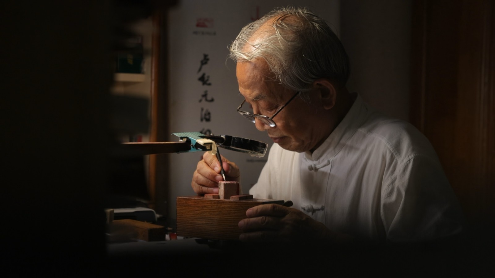 以刀为笔 抒发建设祖国的滚烫心声 篆刻留痕 印下南征北战的人生足迹 以刀为笔 抒发建设祖国的滚烫心声 篆刻留痕 印下南征北战的人生足迹