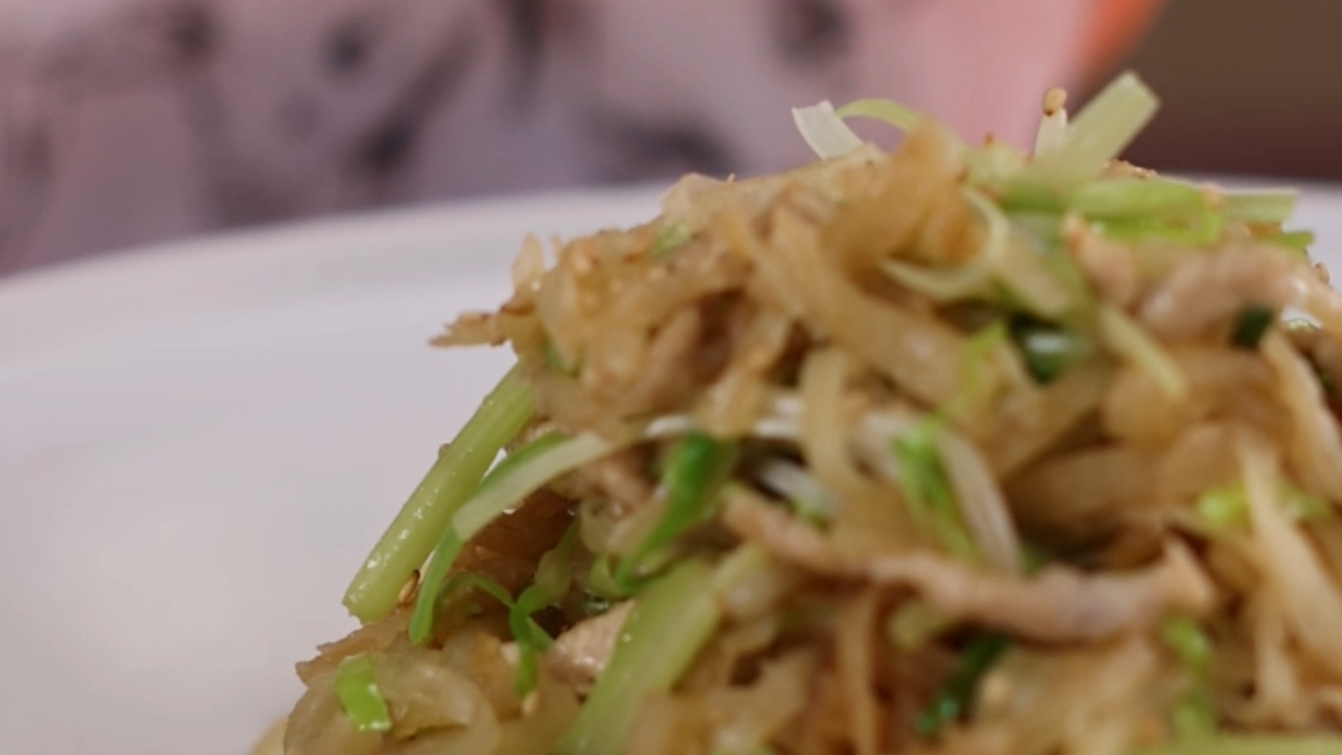 二两炒饼一碟蒜，北京人的快乐就这么直接。