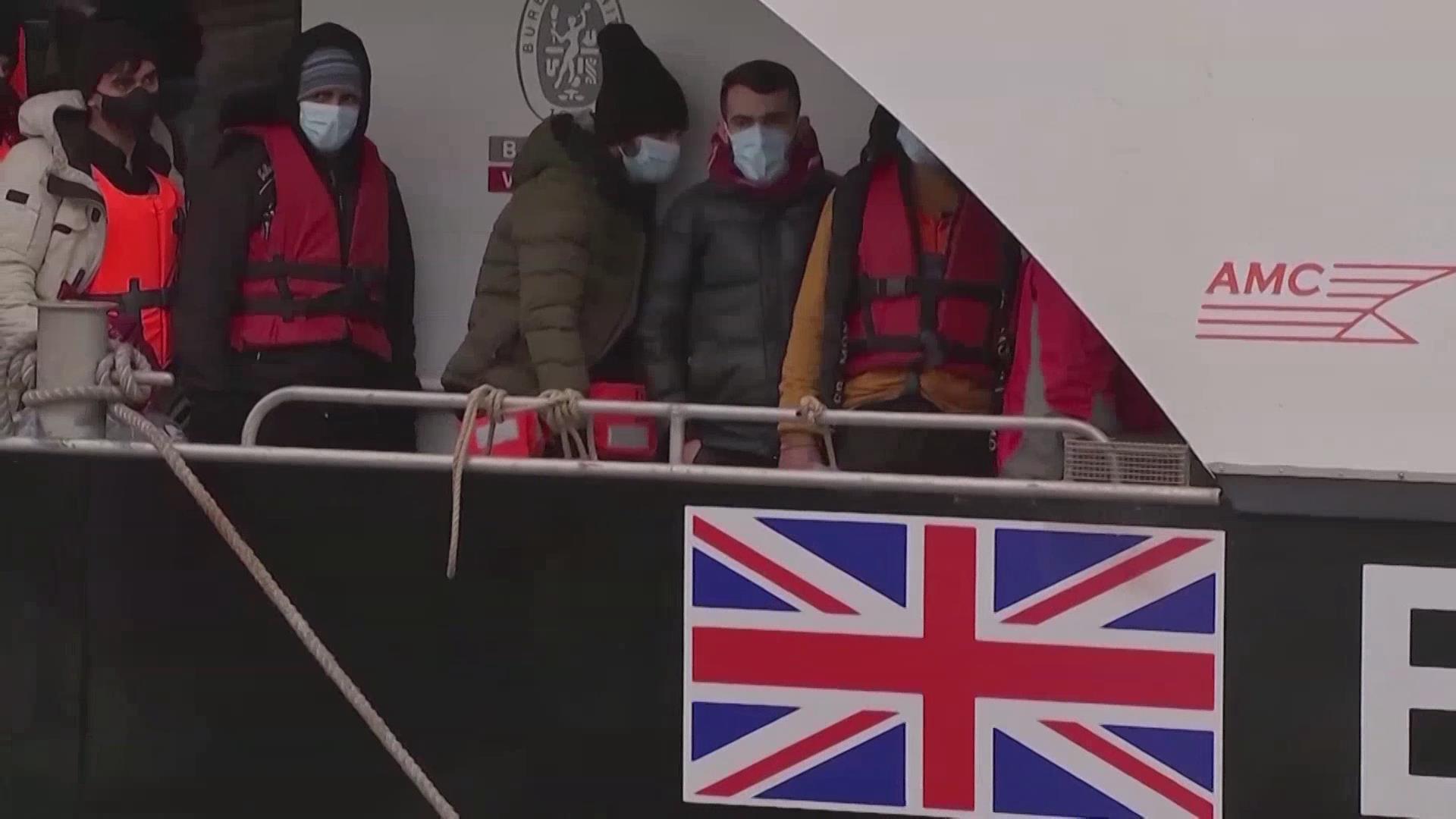 一艘非法移民船在法国北部倾覆 3人死亡 一艘非法移民船在法国北部倾覆 3人死亡