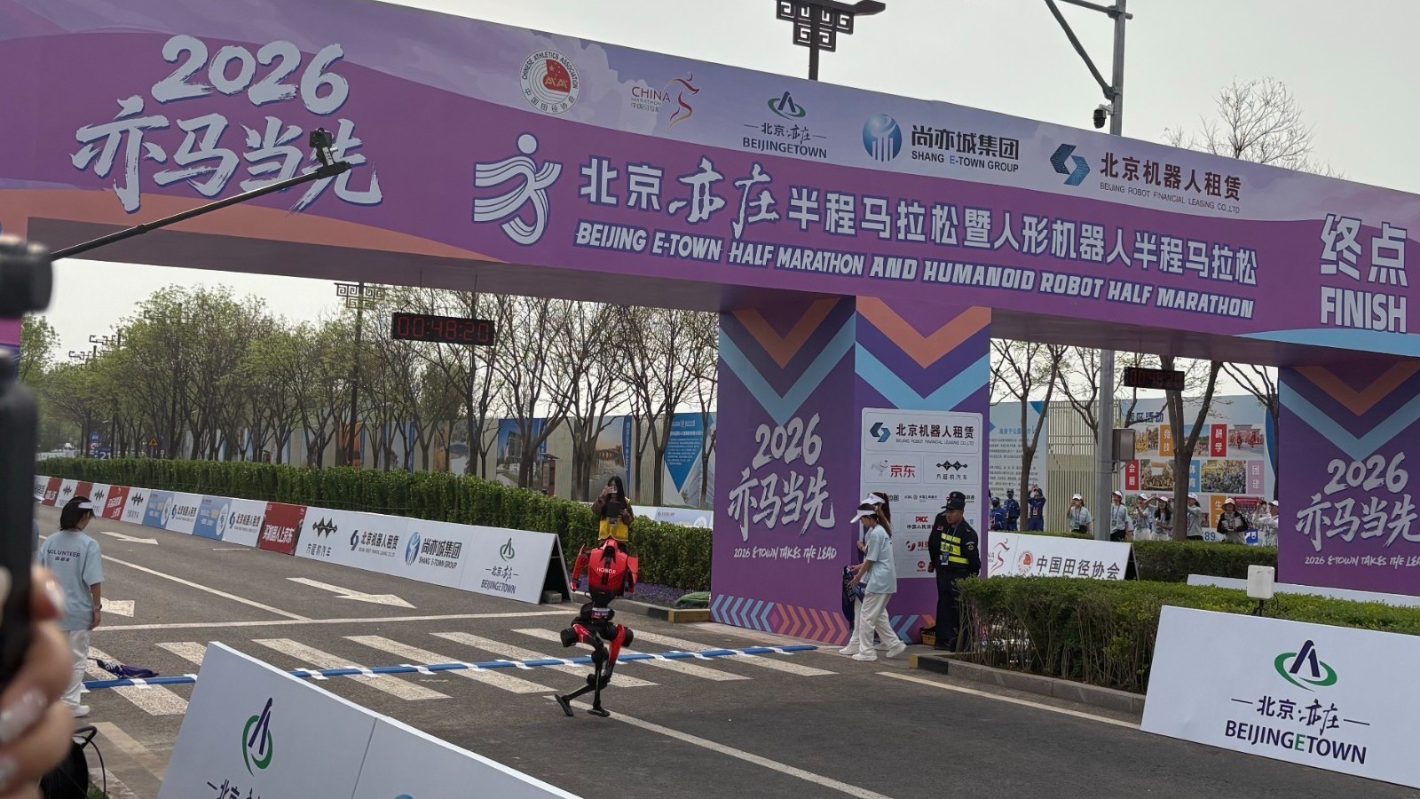 荣耀机器人包揽亦庄“半马”前三名:我们参赛就是为了一炮打响 荣耀机器人包揽亦庄“半马”前三名:我们参赛就是为了一炮打响