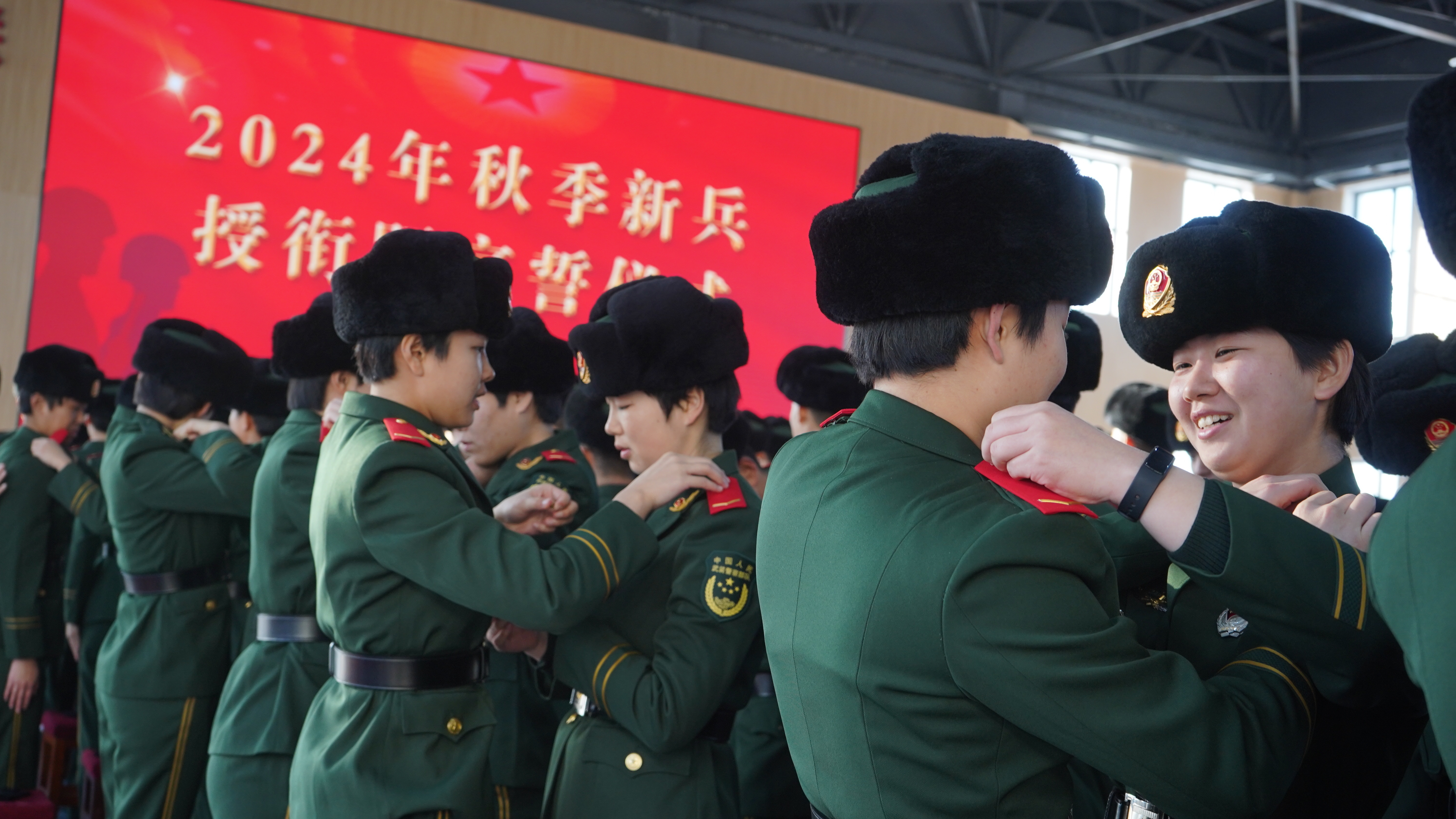 帽徽 领章 红肩章 新兵的荣耀时刻 帽徽 领章 红肩章 新兵的荣耀时刻