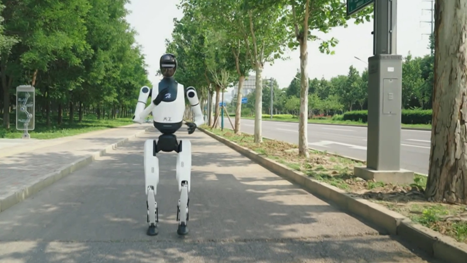 活力中国调研行丨从“仿人”向“类人”演进 北京人形机器人显身手