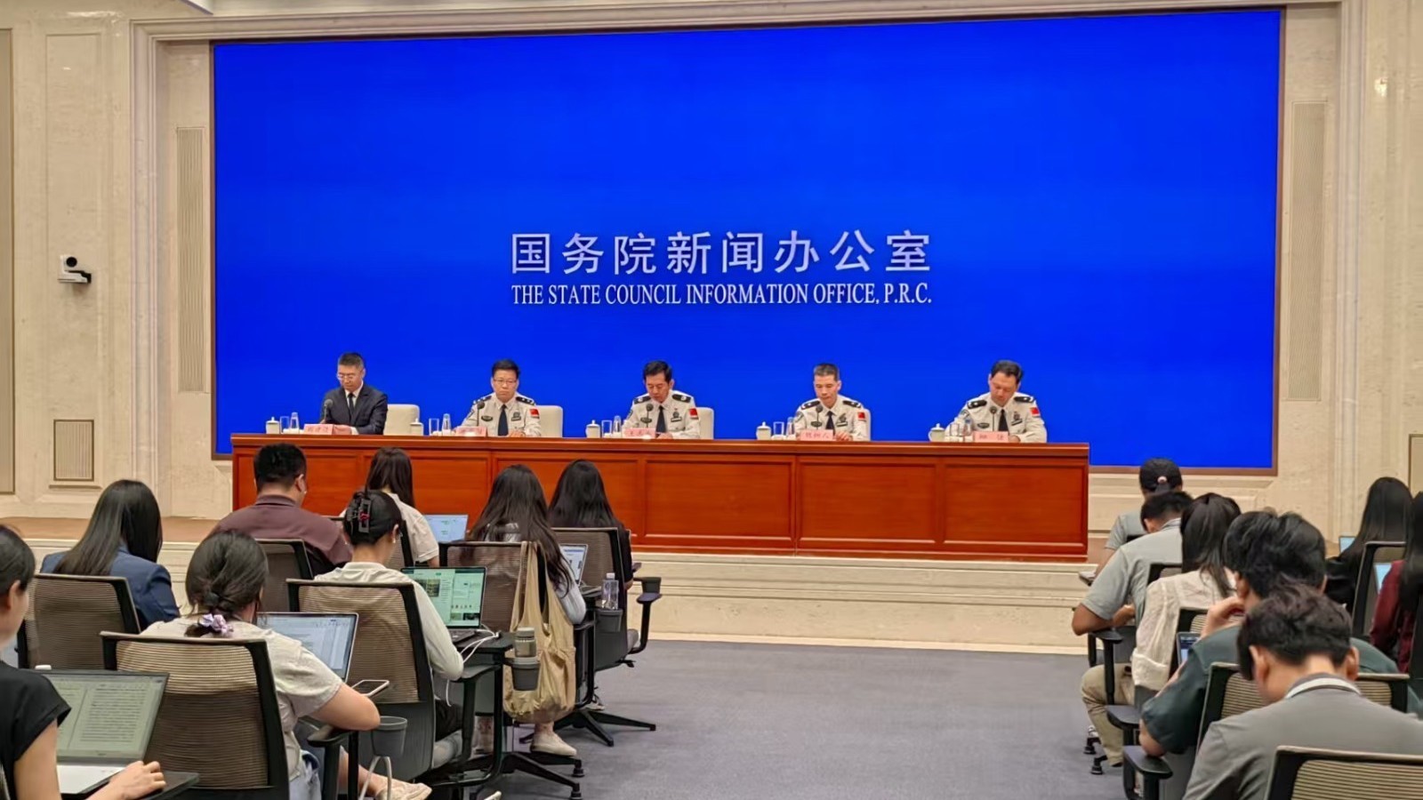 中国护照“含金量”飙升！90+国家地区免签落地签，说走就走更方便