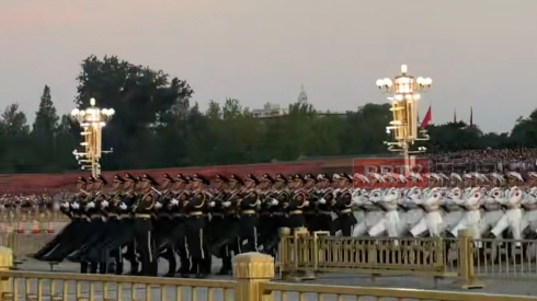 国庆天安门升旗仪式,国旗护卫队的脚步声太震撼! 国庆天安门升旗仪式,国旗护卫队的脚步声太震撼!