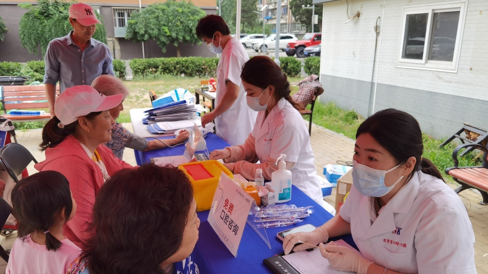 石景山鲁谷街道五芳园社区举办口腔义诊、免费理发便民服务活动