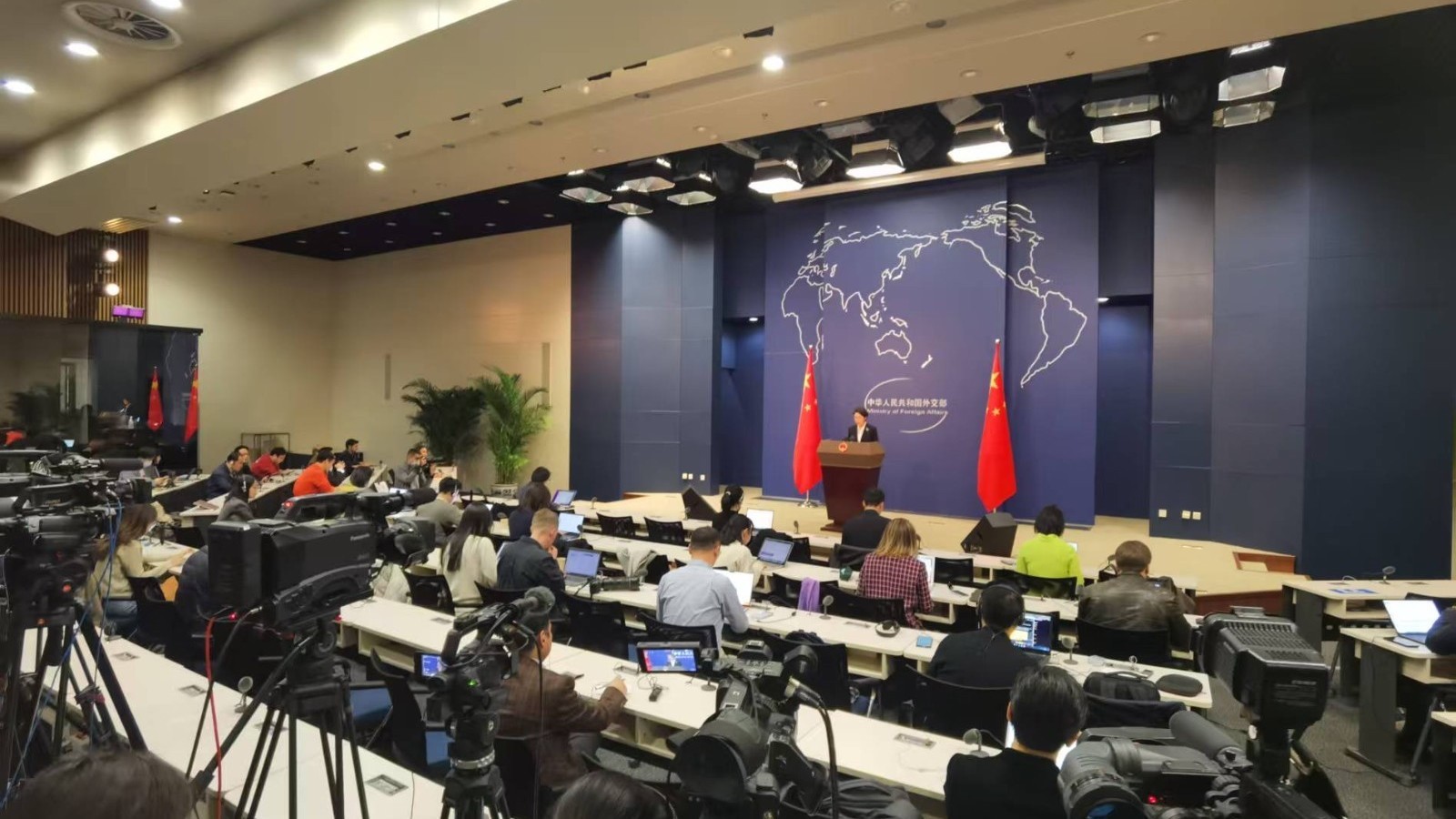 外交部：民主是全人类的共同价值，是各国人民的权利