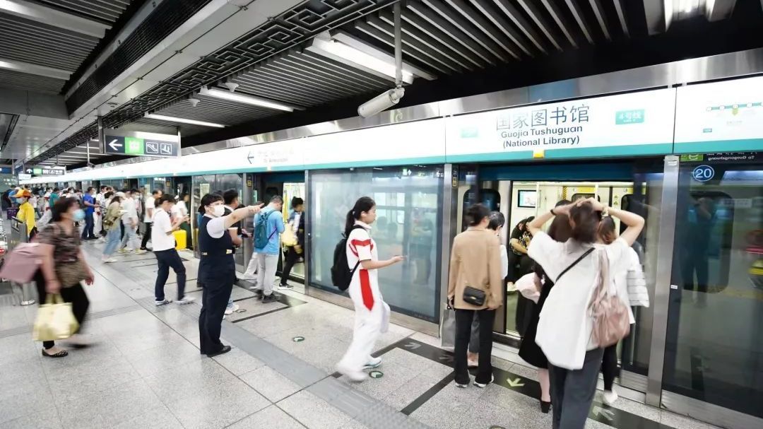 开学后首个工作日4/9限行 早高峰压力大 请尽量错峰出行 选择公共交通 开学后首个工作日4/9限行 早高峰压力大 请尽量错峰出行 选择公共交通