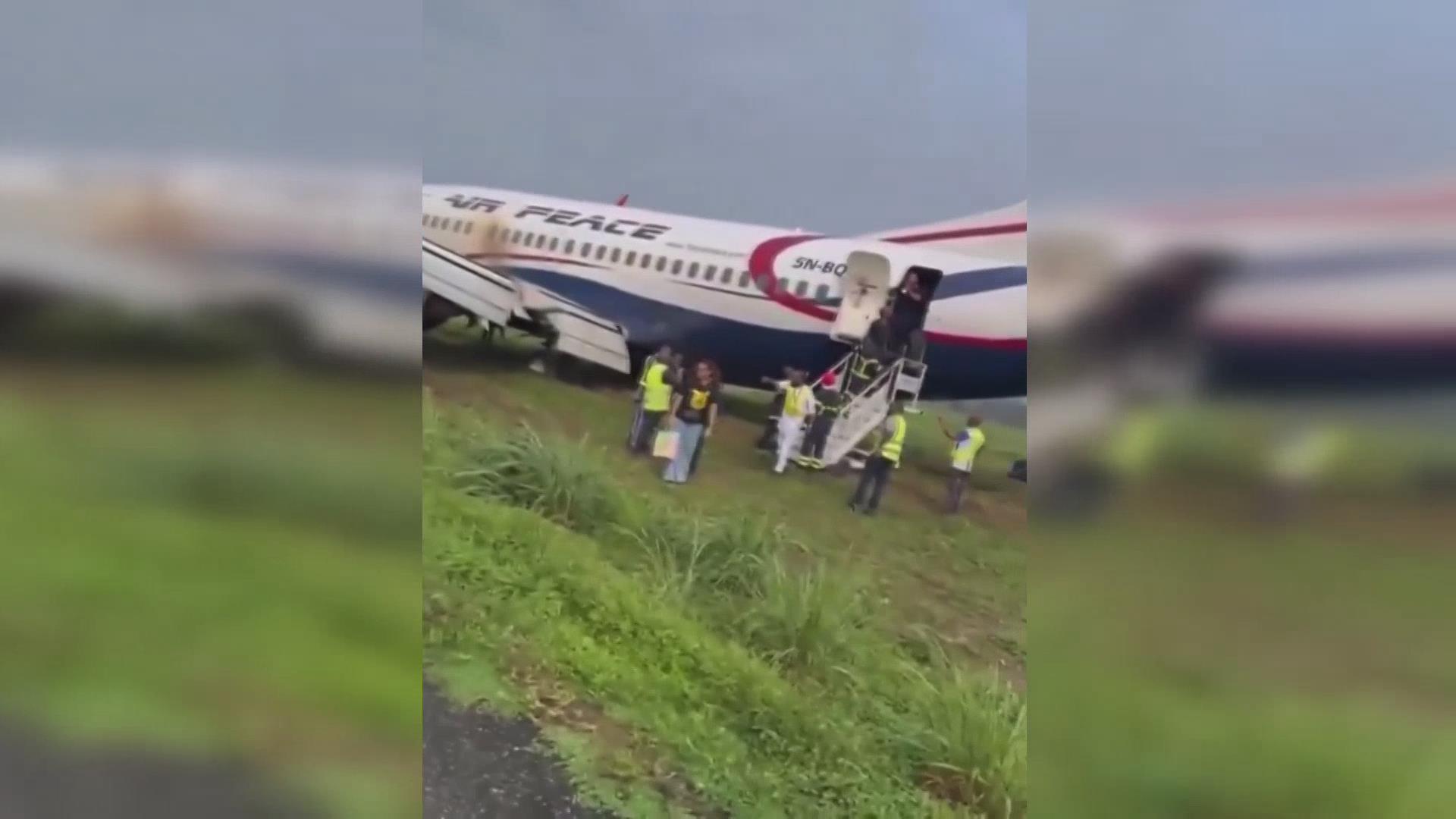 尼日利亚一客机降落时冲出跑道 尼日利亚一客机降落时冲出跑道