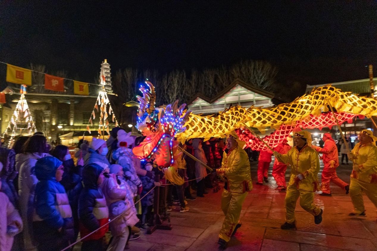 无人机表演和夜光舞龙轮番上演，民乐与舞龙的表演，将会带来一场中国传统艺术的视听盛宴。