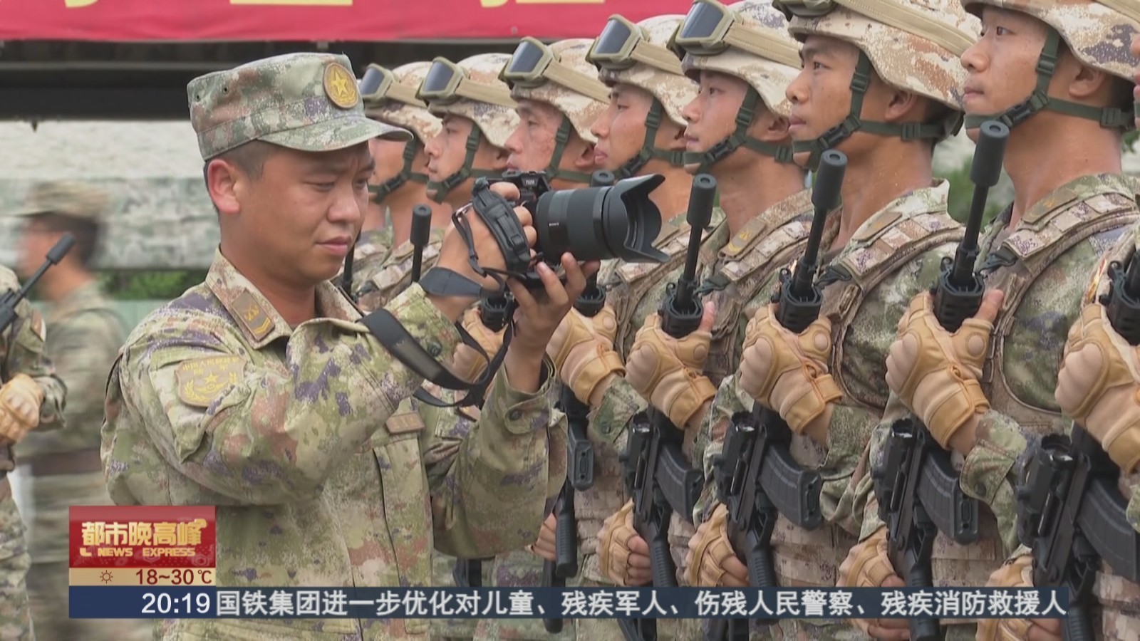 手握的不是钢枪 而是摄影器材 阅兵训练场上拍兵的兵