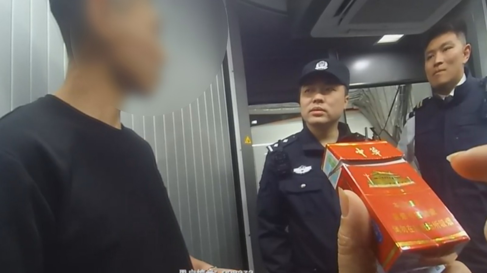 烟瘾太大了吧?大兴机场两名旅客在飞机上吸烟被拘留! 烟瘾太大了吧?大兴机场两名旅客在飞机上吸烟被拘留!