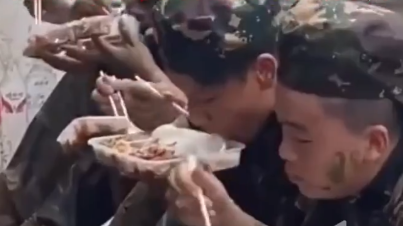广西抗洪抢险一线：匆匆就餐，雨水混着饭菜咽下