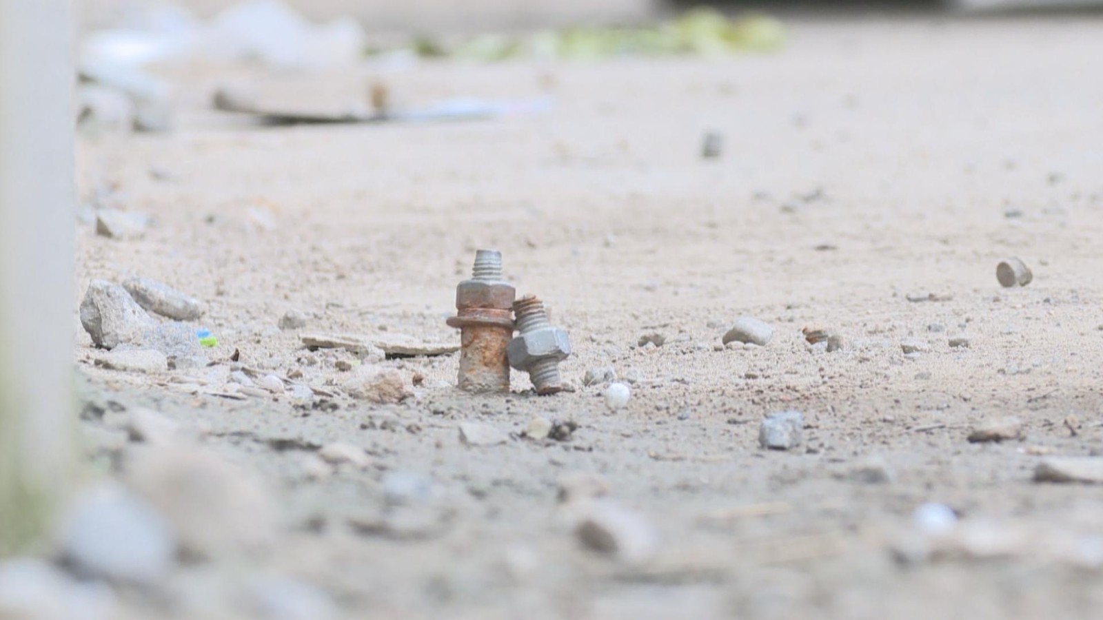 地面惊现多枚铁钉扎爆车胎  负责人：路锥被破坏遗留的，已整改