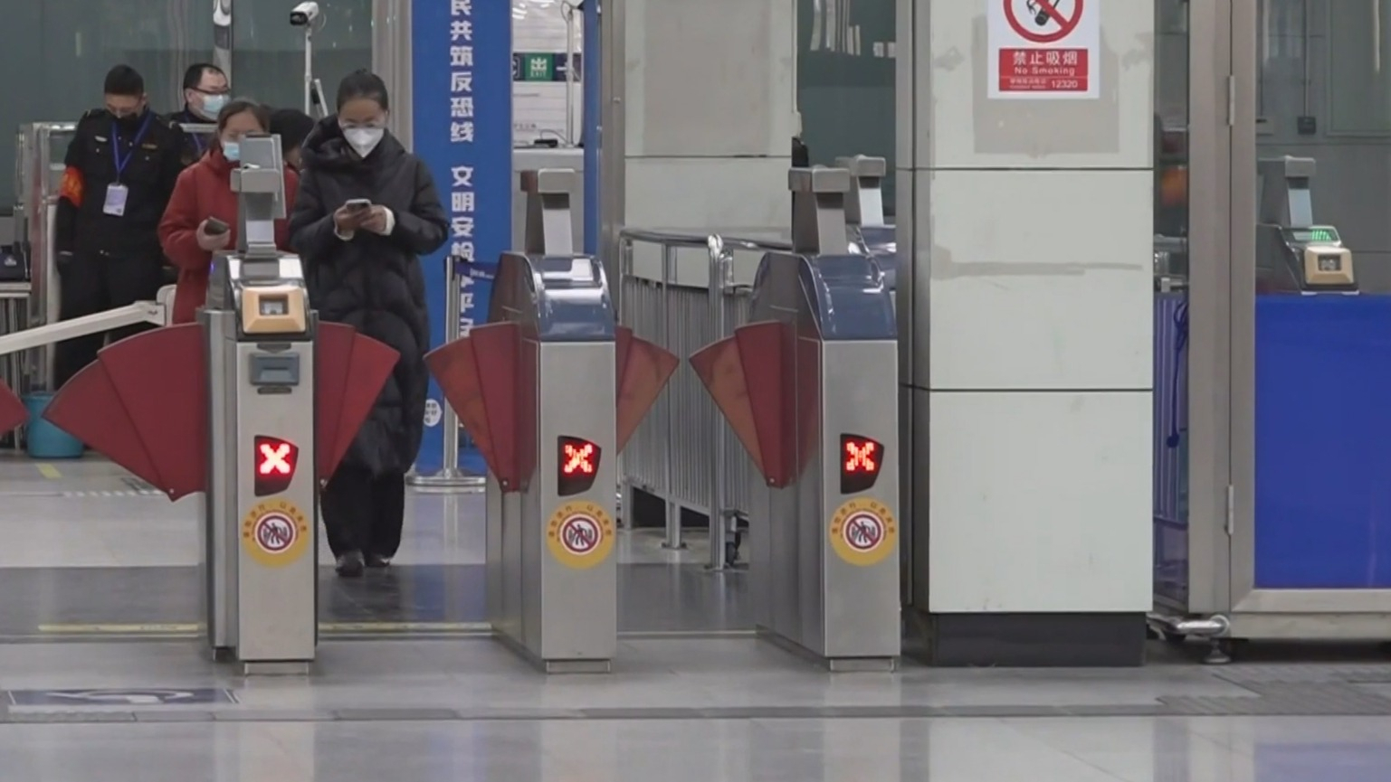 地铁保障出行 环境恢复整洁 司机正常加油 城市运行逐渐恢复正常 地铁保障出行 环境恢复整洁 司机正常加油 城市运行逐渐恢复正常