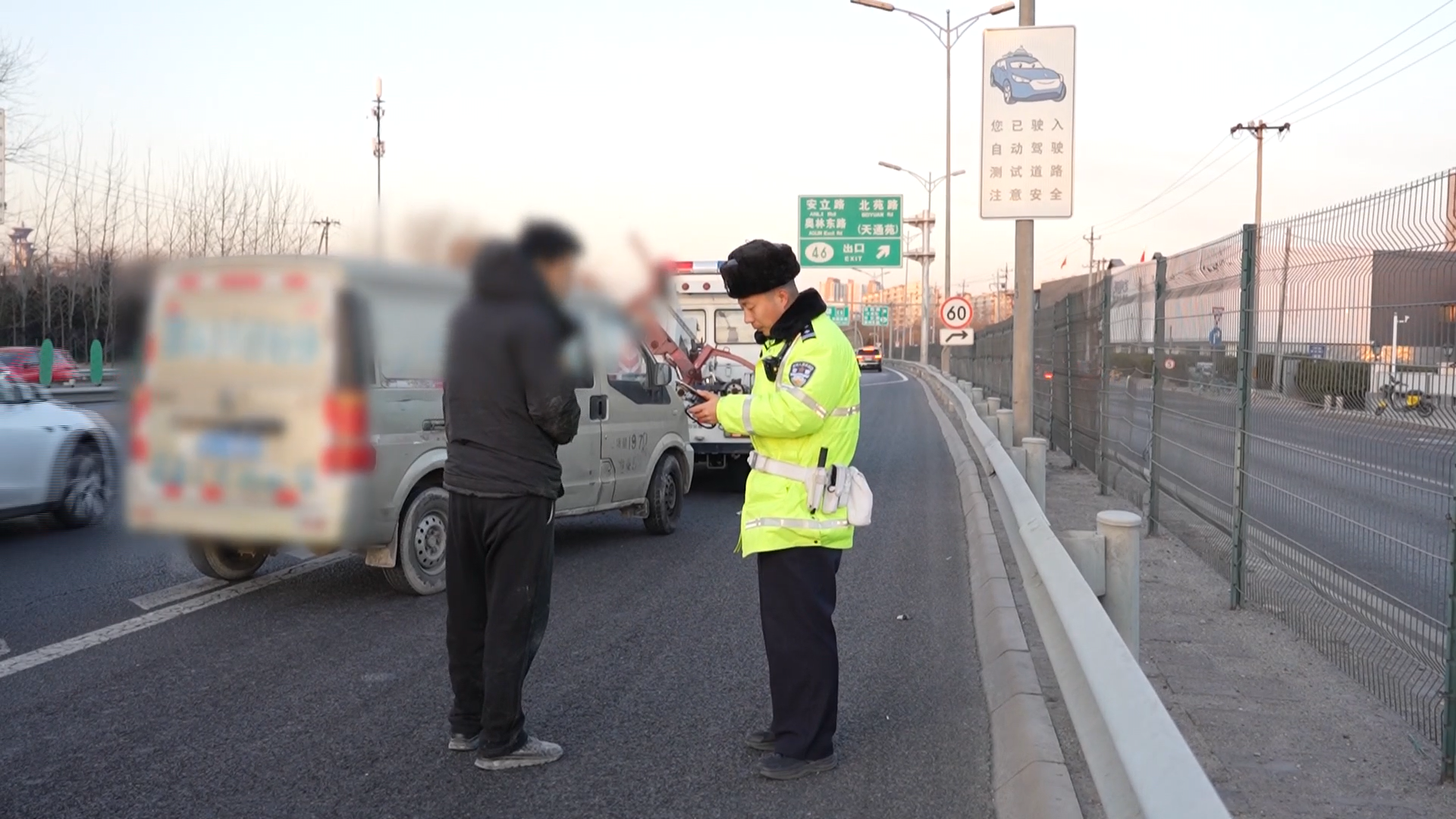 北京交警:严查涉牌违法! 北京交警:严查涉牌违法!