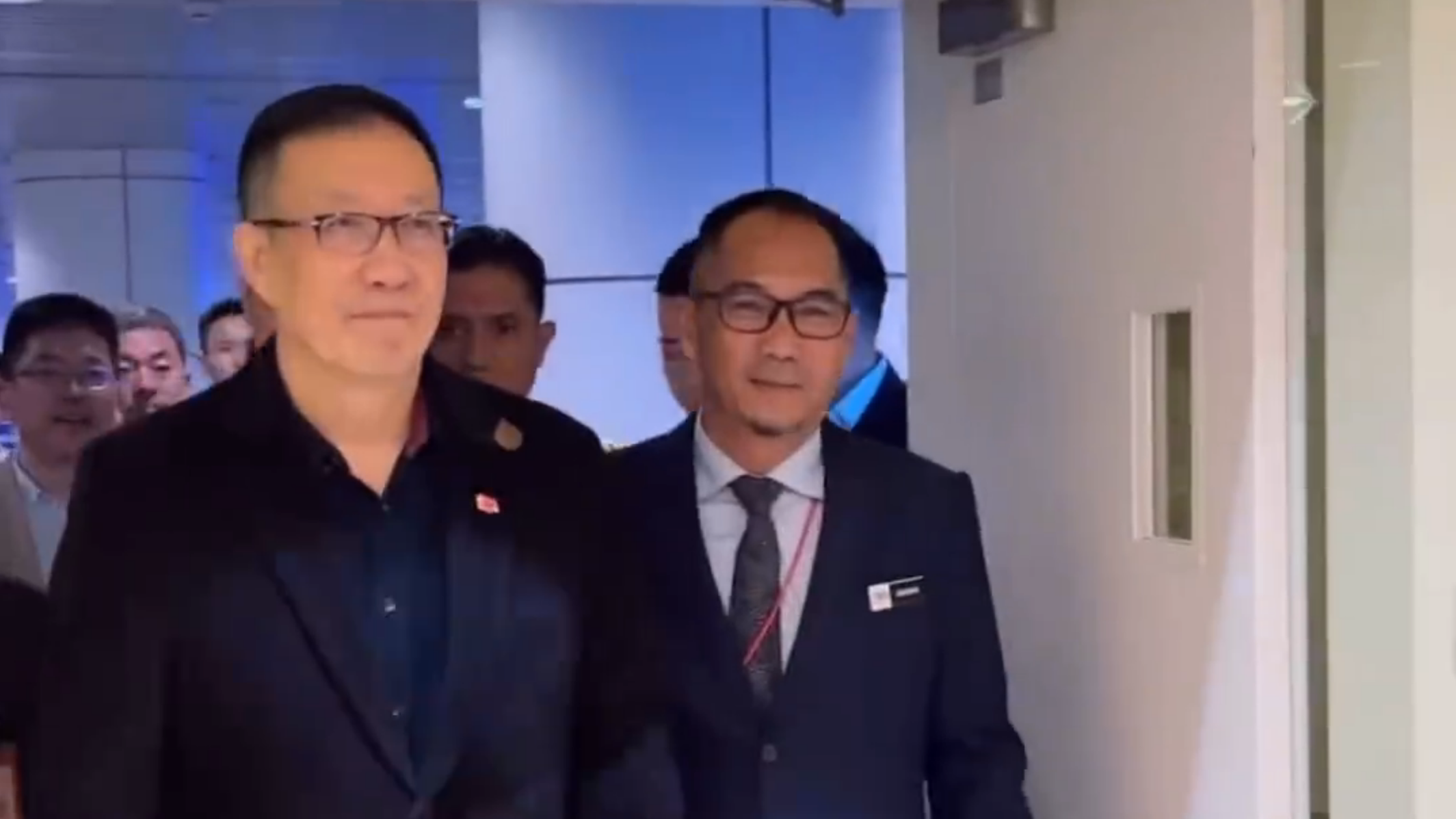 国防部长董军面带微笑亲切握手,罕见身穿便服现身尽显儒雅气质 国防部长董军面带微笑亲切握手,罕见身穿便服现身尽显儒雅气质