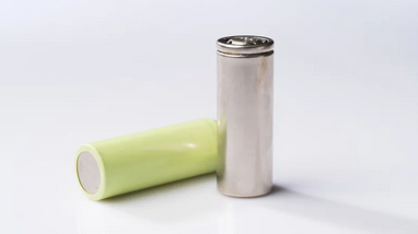 口袋里放一节干电池，就能中和电荷防静电？