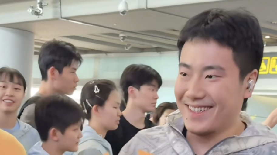 国乒抵达北京,梁靖崑儿子来机场接机,网友:你也很为爸爸骄傲吧 国乒抵达北京,梁靖崑儿子来机场接机,网友:你也很为爸爸骄傲吧