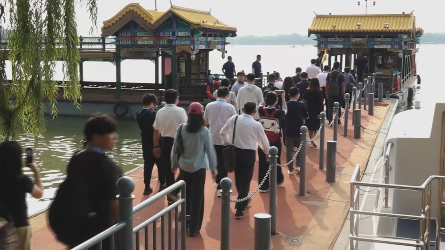 北京文化论坛嘉宾品味皇家园林 颐和园中偶遇“扫地僧” 北京文化论坛嘉宾品味皇家园林 颐和园中偶遇“扫地僧”