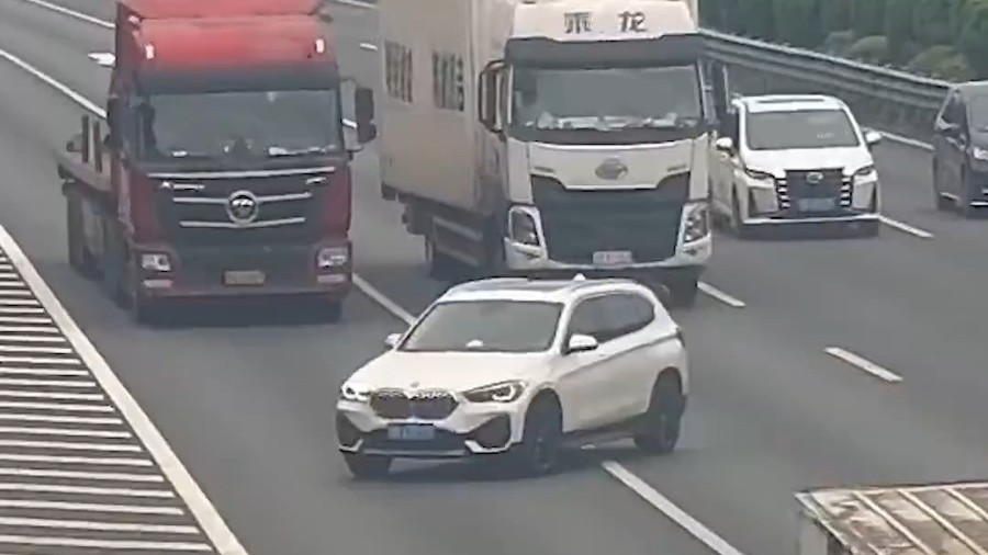 这都敢！连变四条道！司机：“我看了，后车还离很远”