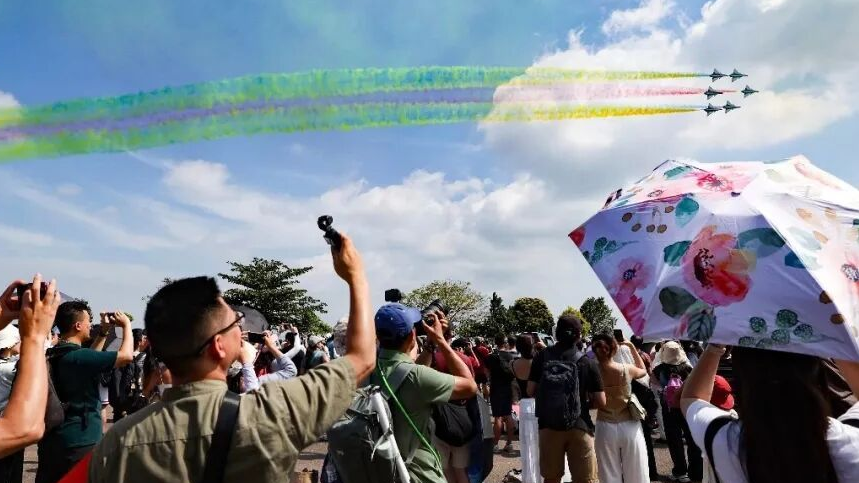 空军八一飞行表演队在第十届新加坡航展飞行表演圆满收官