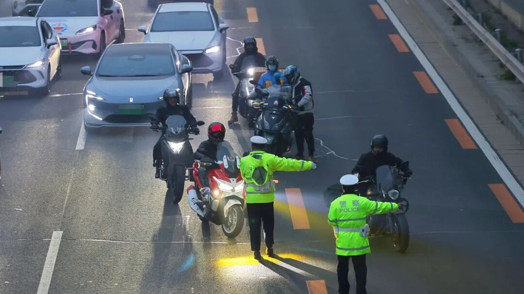 占用公交、应急车道“穿插”行驶……北京晚高峰这些车纷纷被交警拦下! 占用公交、应急车道“穿插”行驶……北京晚高峰这些车纷纷被交警拦下!