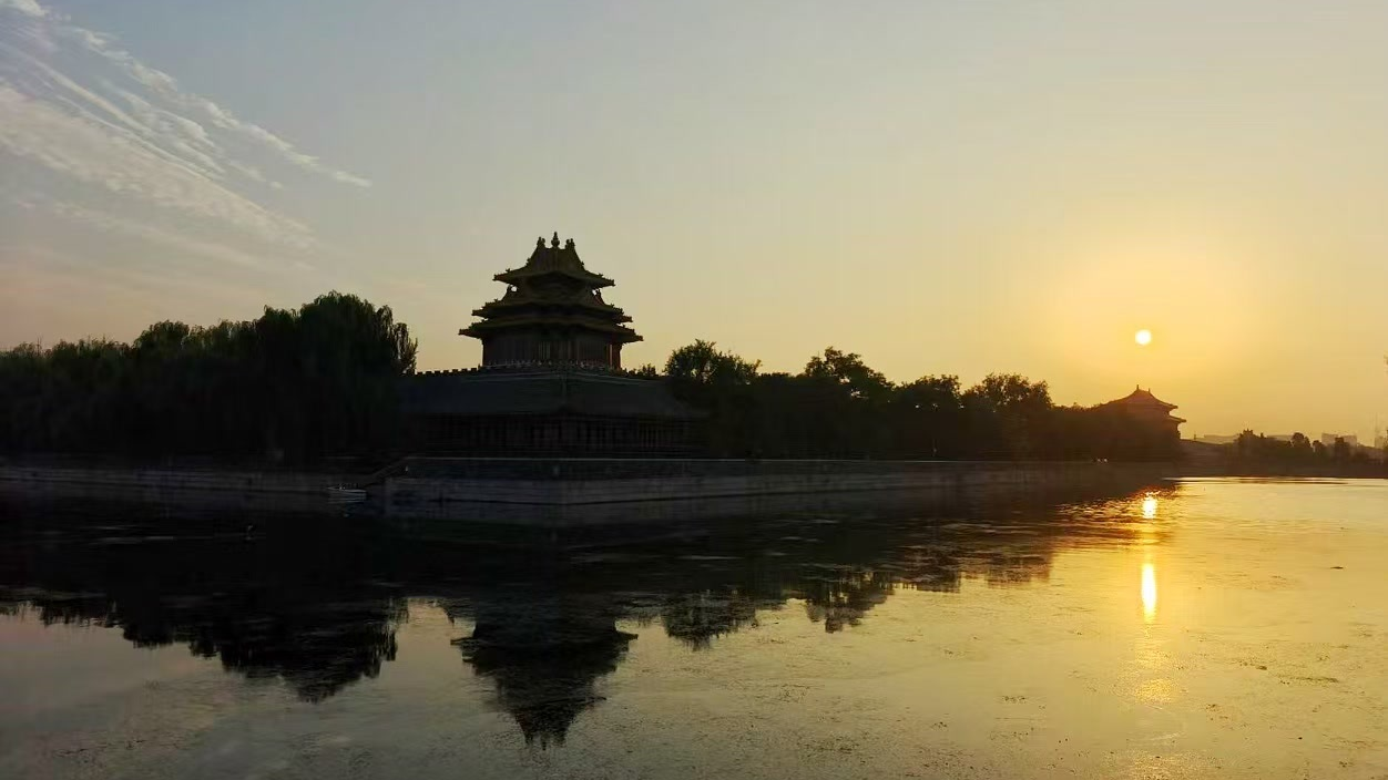 夕阳余晖为云朵镀上金边，今日晚霞大片上线