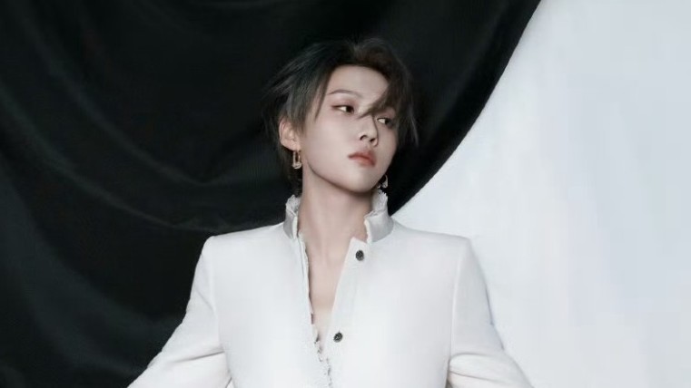 刘雨昕在2025中国电影大数据荣誉之夜献唱经典歌曲《至少还有你》 刘雨昕在2025中国电影大数据荣誉之夜献唱经典歌曲《至少还有你》