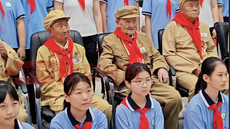 少先队员们为七位抗美援朝老兵戴上红领巾