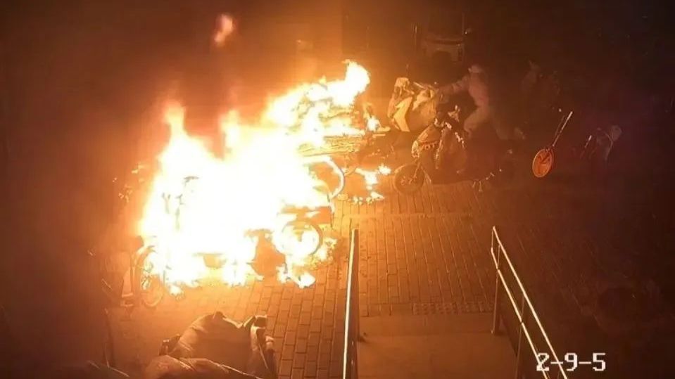 【京华好风气】午夜突然起火!北京这小区,他们不顾安危出手! 【京华好风气】午夜突然起火!北京这小区,他们不顾安危出手!