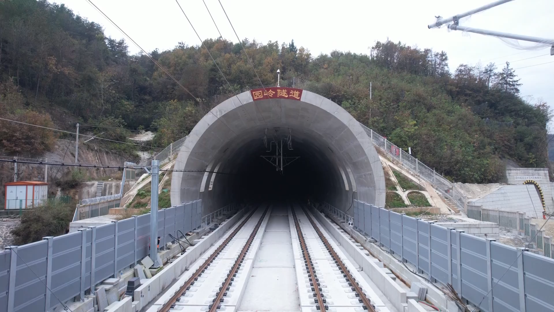 西十高铁湖北段“动力生命线”开始架设 西十高铁湖北段“动力生命线”开始架设