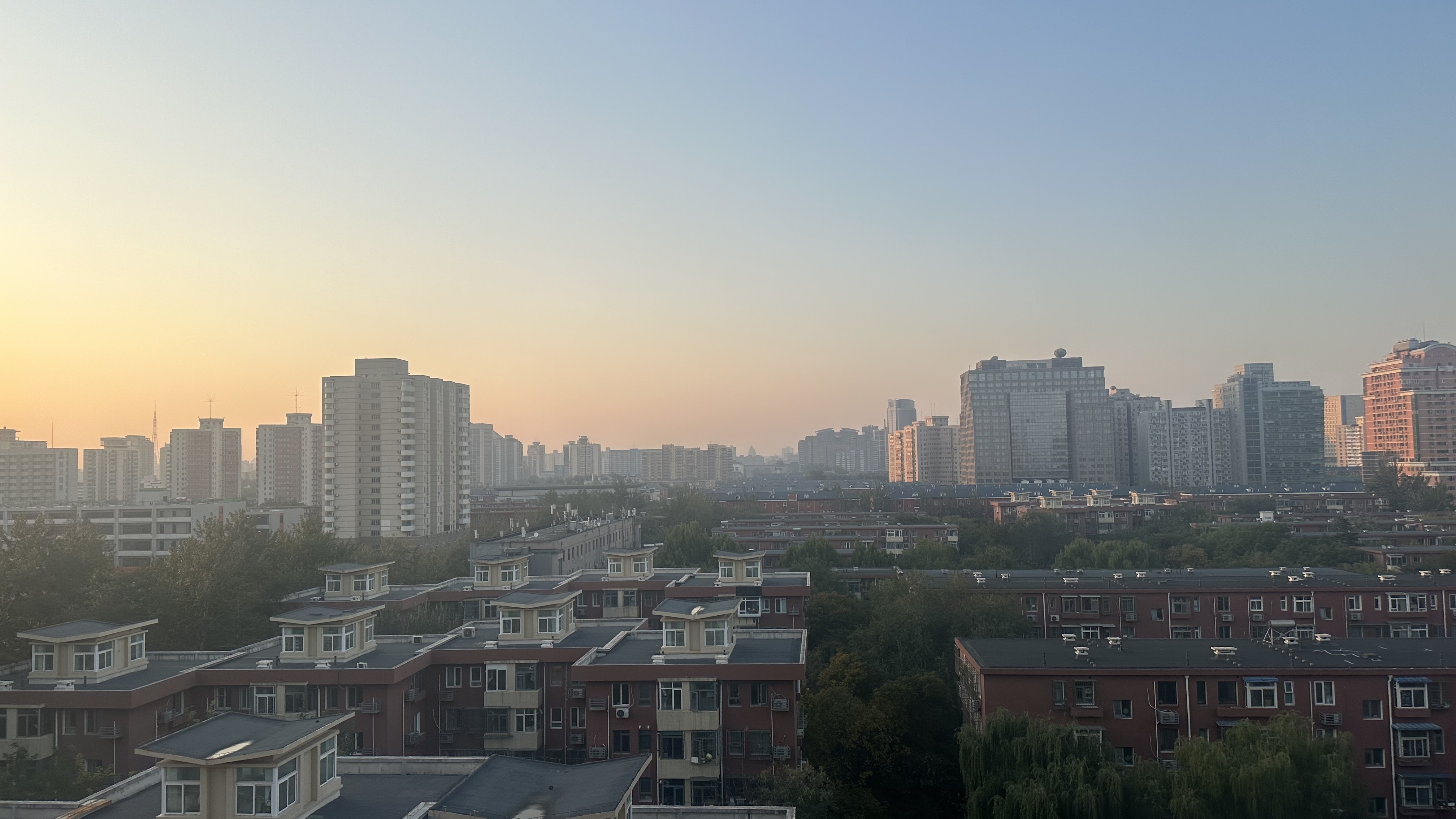 今天有轻雾 夜间能见度不佳 出行注意交通安全 今天有轻雾 夜间能见度不佳 出行注意交通安全