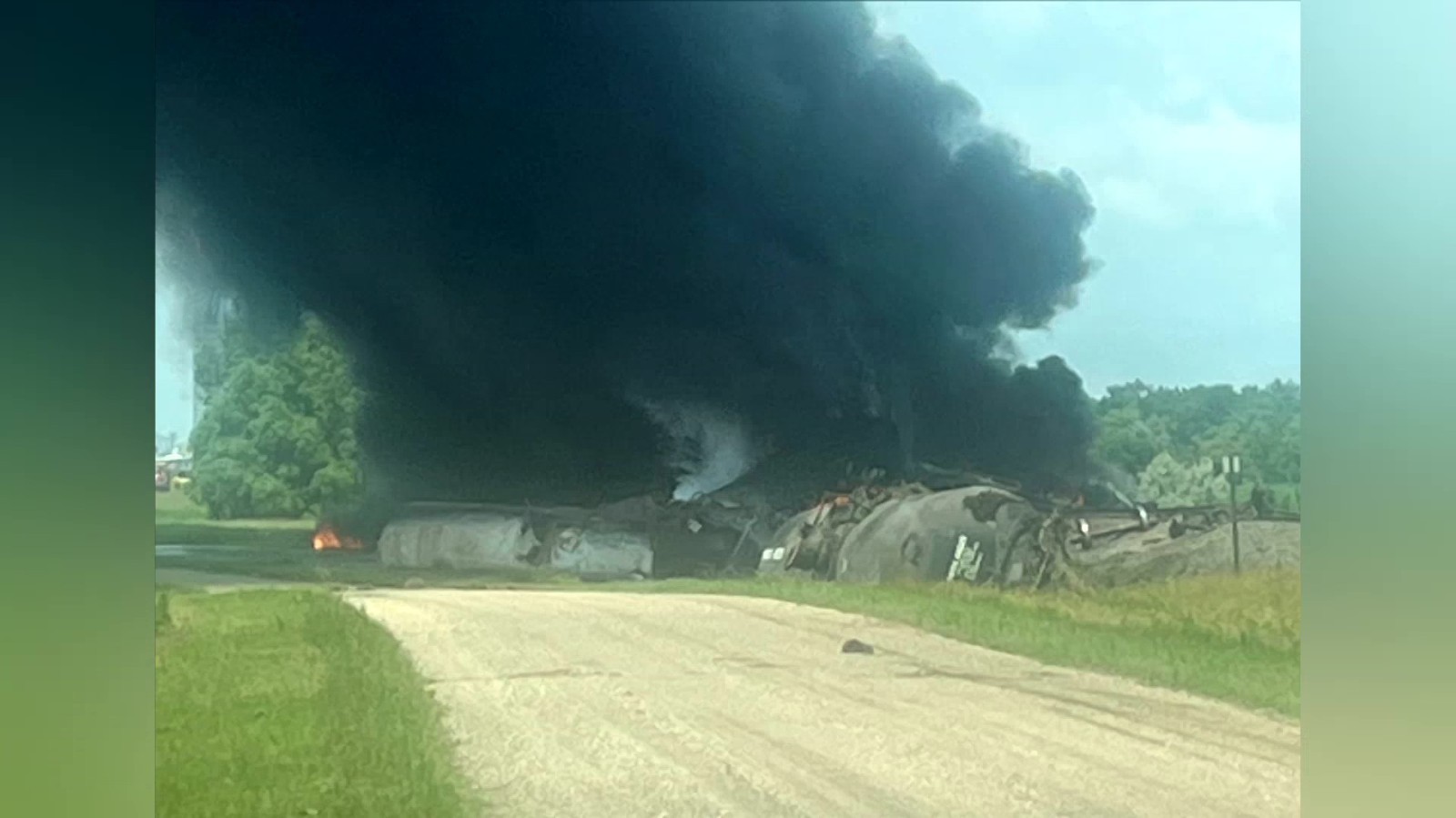 美国一列运载化学原料的火车脱轨并起火 美国一列运载化学原料的火车脱轨并起火