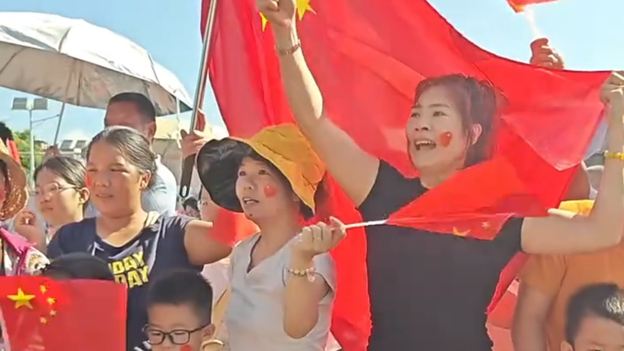 洪水退去后 广西贵港群众舞狮敲锣沿街送别救援人员
