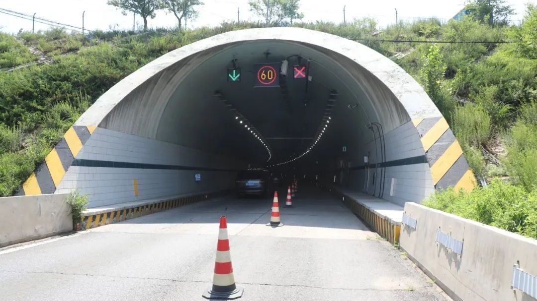 延庆青龙桥隧道内架起“铁轨”?原来是… 延庆青龙桥隧道内架起“铁轨”?原来是…