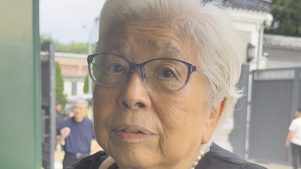 著名战地记者唐师曾遗体告别仪式举行，庄则栋夫人佐佐木敦子前来送别：他对自己的职业非常非常地敬业