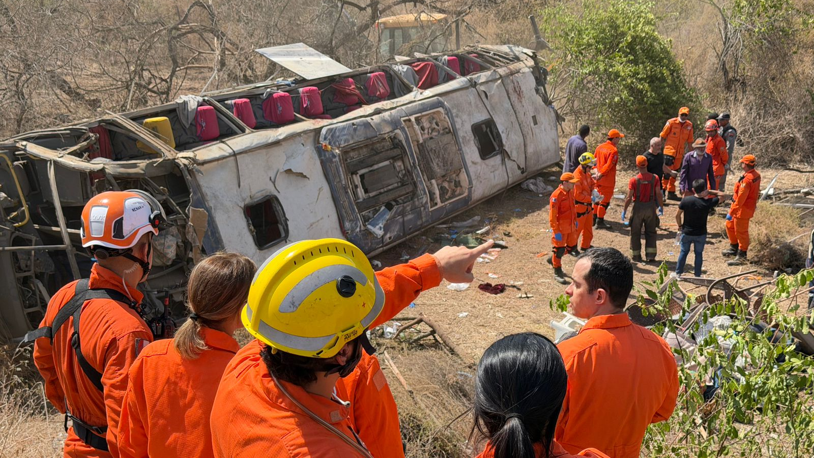 巴西东北部客车侧翻致16人死亡