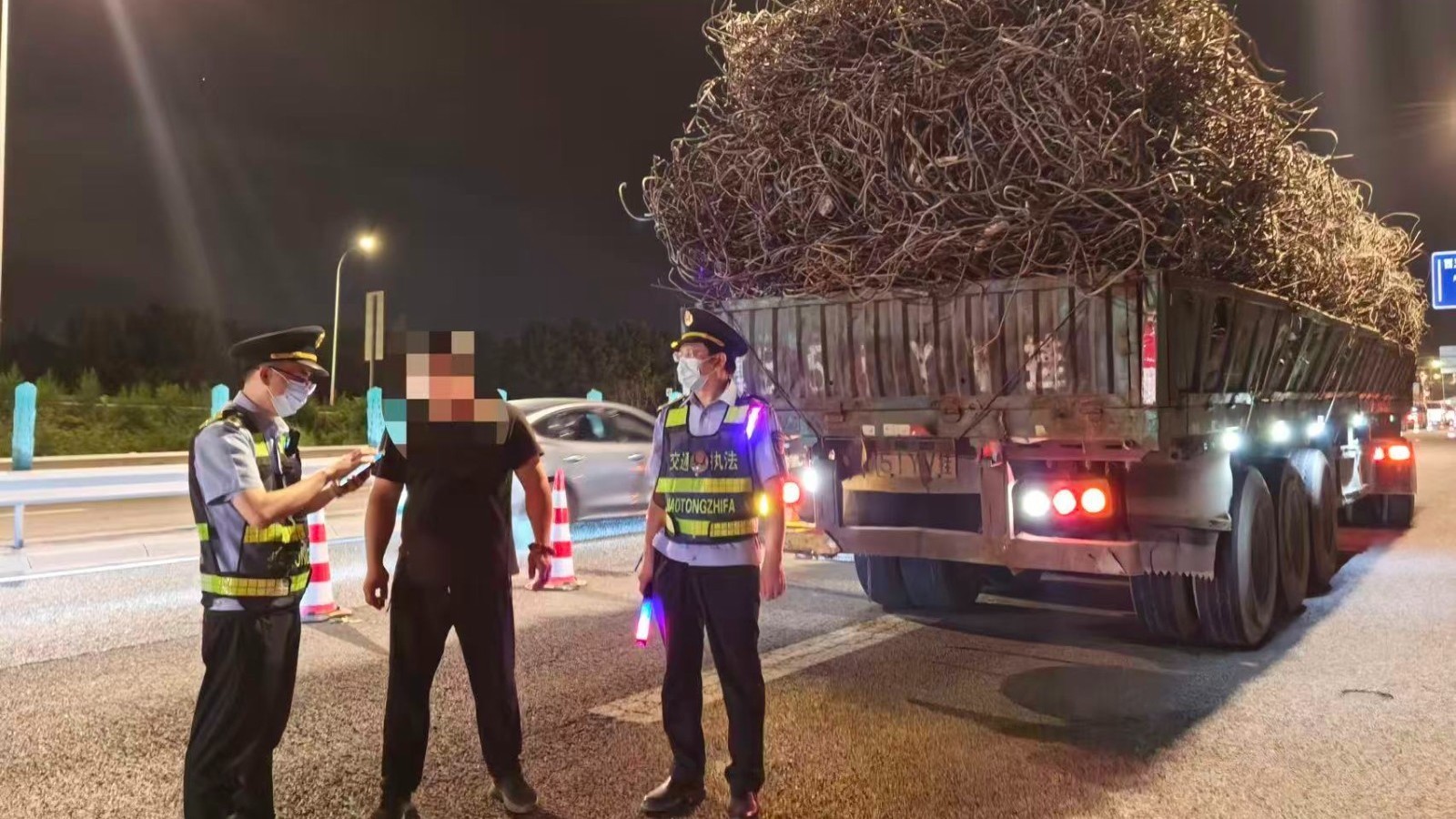 深夜出击！多辆废钢筋运输车“裸装”上路被查处